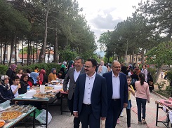 Kaymakamımız Sayın Hakan ALKAN, Zafer İlkokulunda Deprem Bölgesine Yardım Amacıyla Düzenlenen Kermese Katıldı.